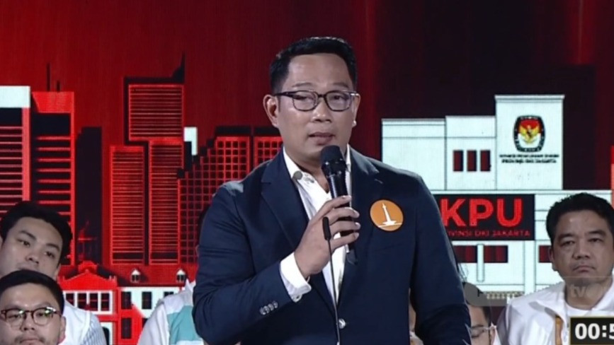 Calon gubernur Jakarta nomor urut 01, Ridwan Kamil dalam sesi debat ketiga Pilgub Jakarta di Sultan Hotel, Jakarta Pusat, Minggu (17/11/2024).