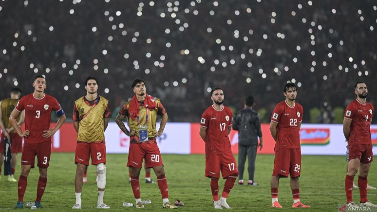 Para pemain Timnas Indonesia seusai laga melawan Jepang di Stadion Utama Gelora Bung Karno (SUGBK), Jakarta, Jumat (15/11).