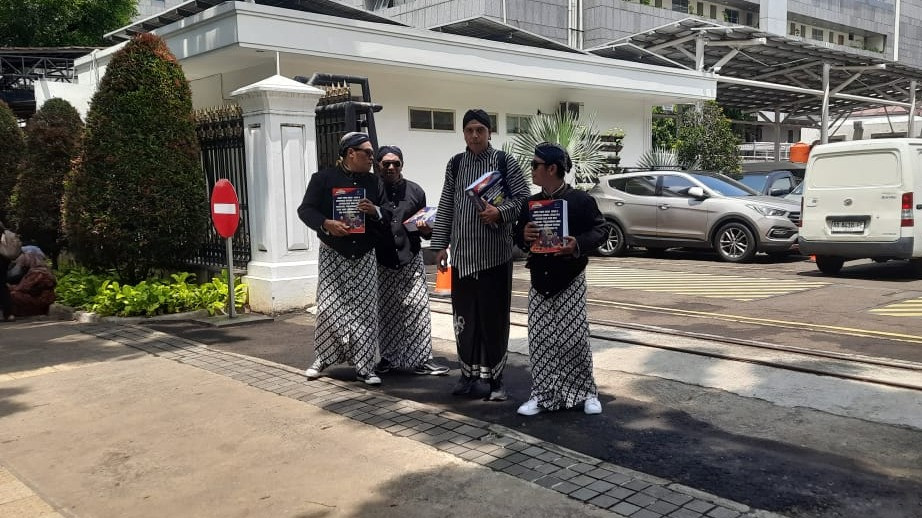 Perwakilan korban jual beli apartemen Malioboro City Regency berpakaian adat Jogja saat berjalan kaki mendatangi layanan Lapor Mas Wapres di Jakarta, Senin (18/11).