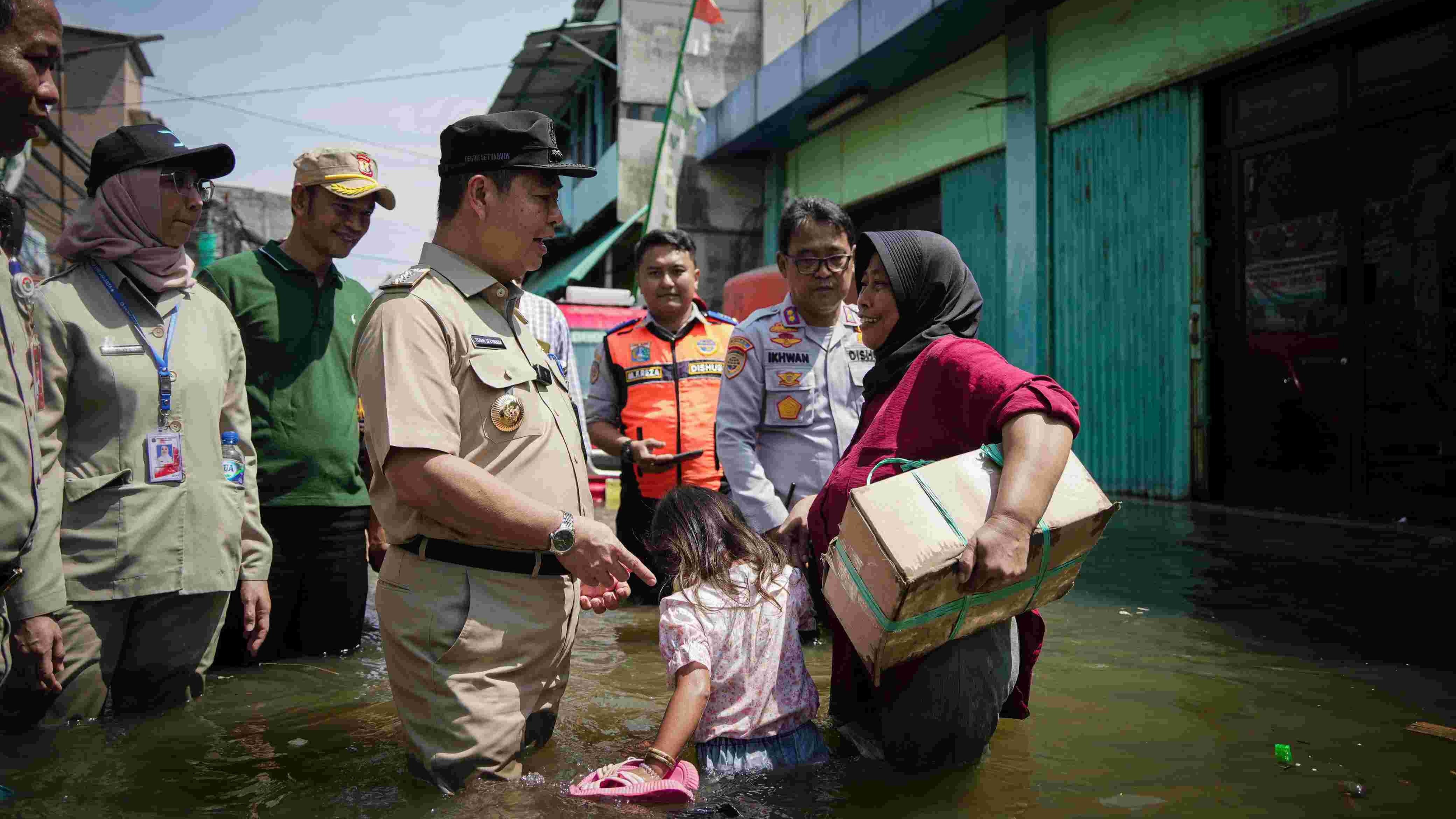 Penjabat (Pj.) Gubernur DKI Jakarta Teguh Setyabudi meninjau banjir rob yang melanda kawasan Muara Angke, Kecamatan Penjaringan, Jakarta Utara.