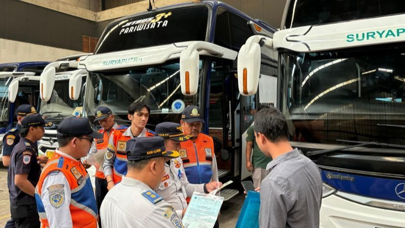 Petugas Dishub Jawa Barat saat menguji kelaikan bus menjelang perayaan Natal 2024 dan Tahun Baru 2025 di Kota Bandung, Jawa Barat, Senin (18/11/2024).