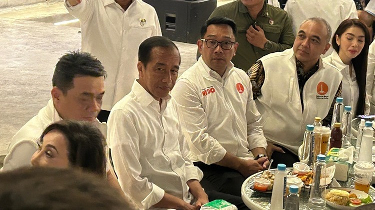 Cagub Jakarta Ridwan Kamil dan Presiden ke-7 Joko Widodo di kafe Kaizen Heritage Jakarta Pusat, Senin (18/11/2024).