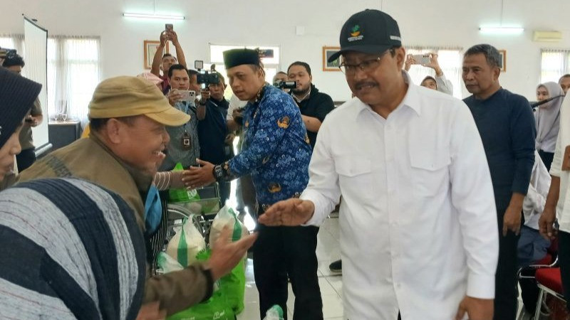 Mensos Saifullah Yusuf (kanan) saat memberikan bantuan di Sentra Phalamartha, Kabupaten Sukabumi, Jawa Barat, Senin (18/11/2024).