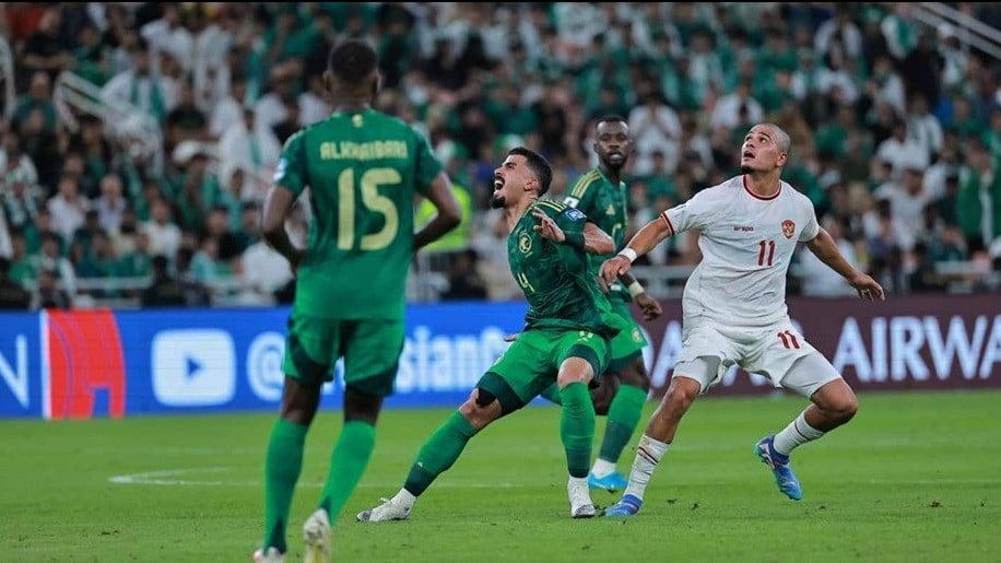 Pemain Timnas Indonesia duel dengan penggawa Timnas Arab Saudi