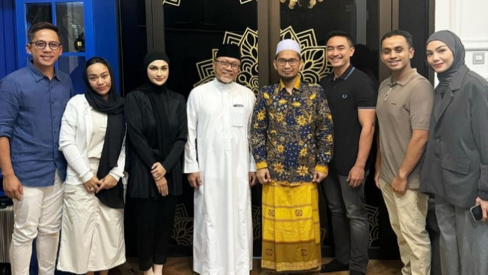 Putri Zulhas, Zumi Zola dan keluarga berfoto bersama Ustaz Adi Hidayat