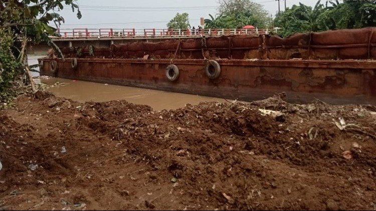 Warga Babelan, Kabupaten Bekasi dihebohkan dengan adanya sebuah kapal tongkang yang tiba-tiba tersangkut di Kali Cikarang.