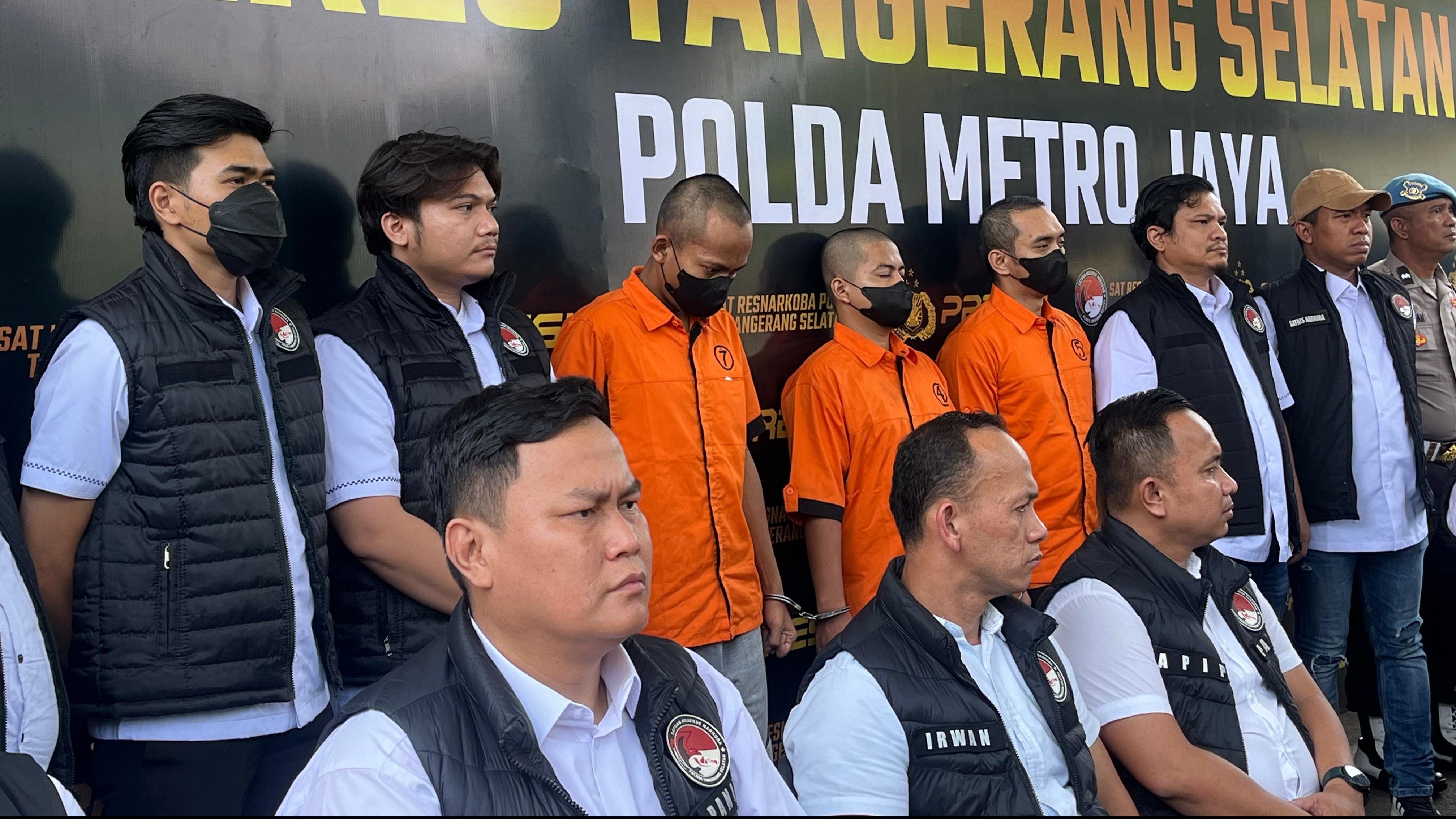 Tersangka kurir sabu saat ditampilkan di Polres Tangerang Selatan