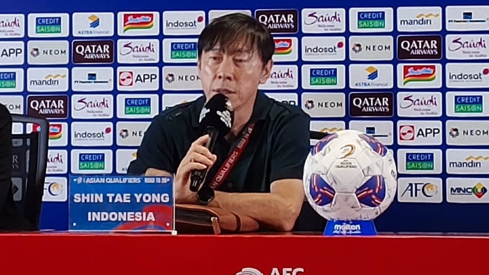 Pelatih Timnas Indonesia Shin Tae-yong bicara dalam konferensi pers usai hadapi Arab Saudi