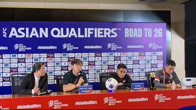 Shin Tae-yong dan Marselino Ferdinan di sesi konferensi pers usai laga Timnas Indonesia vs Arab Saudi