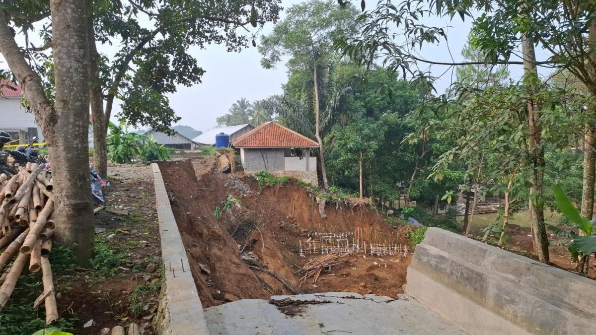 Dinding pematang kolam Pondok Pesantren (Ponpes) Darussyifa Al-Fithroh Yaspida di Kecamatan Kadudampit, Kabupaten Sukabumi, Jawa Barat alami longsor