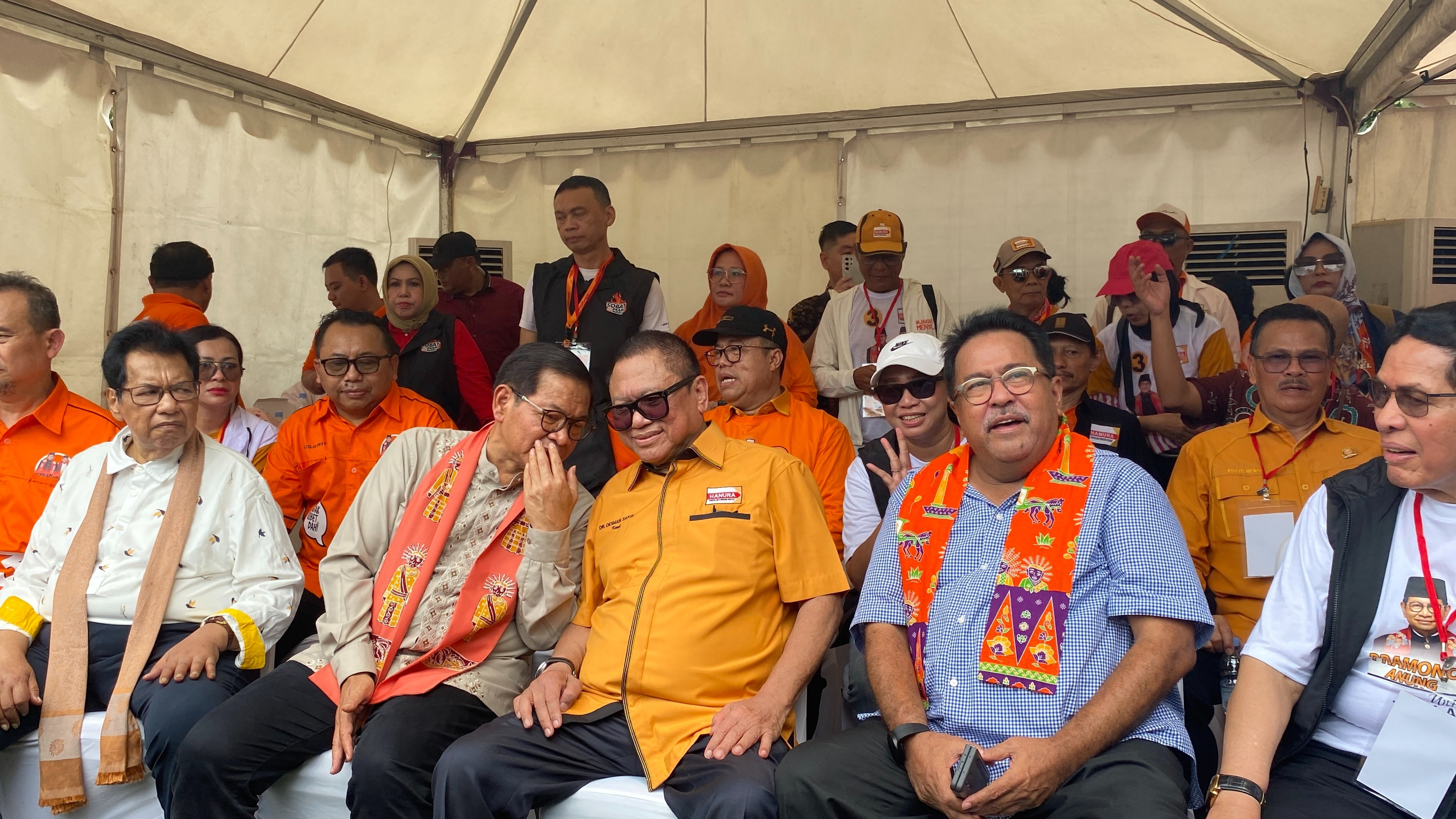 Pramono Anung, Oesman Sapta Odang, dan Rano Karno gelar kampanye Pilgub Jakarta 2024 di Stadion Soemantri Brodjonegoro, Jakarta Selatan, Rabu (20/11/2024).