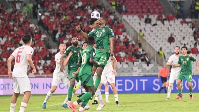 Pemain Timnas Indonesia dan Timnas Arab Saudi sedang duel udara