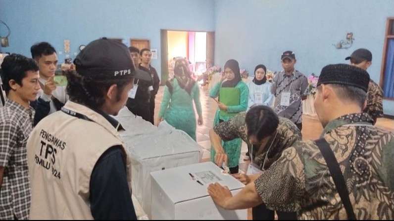 Petugas Bawaslu Provinsi Jawa Barat meninjau kesiapan logistik untuk Pilkada 2024 di Jabar.