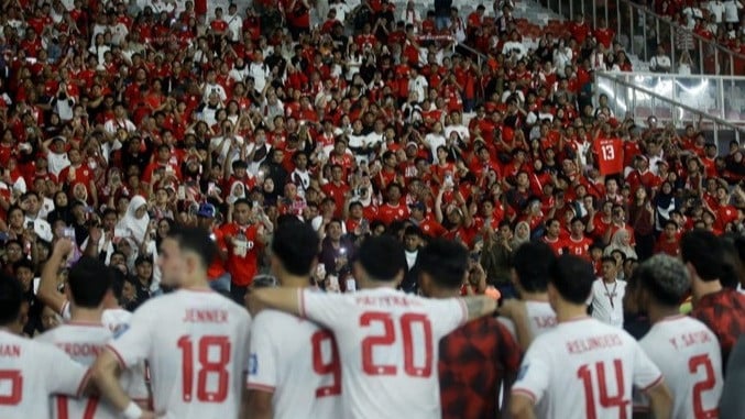 Para pemain Timnas Indonesia menyapa suporter usai menang melawan Arab Saudi di Stadion Utama Gelora Bung Karno (SUGBK).