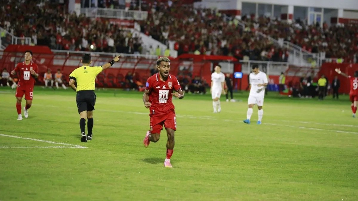 Pemain Malut United Yakob Sayuri lakukan selebrasi usai mencetak gol