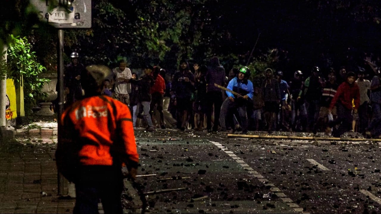 Bentrokan antar kelompok warga terjadi di Jalan I Gusti Ngurah Rai, Jakarta Timur pada Kamis (22/11/2024) malam.