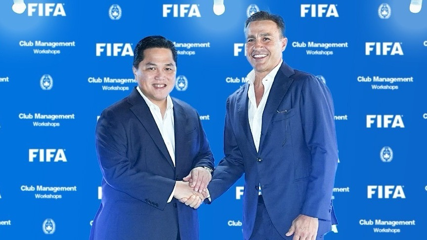 Erick Thohir bersama Legenda Sepak Bola Dunia asal Italia Fabio Cannavaro.