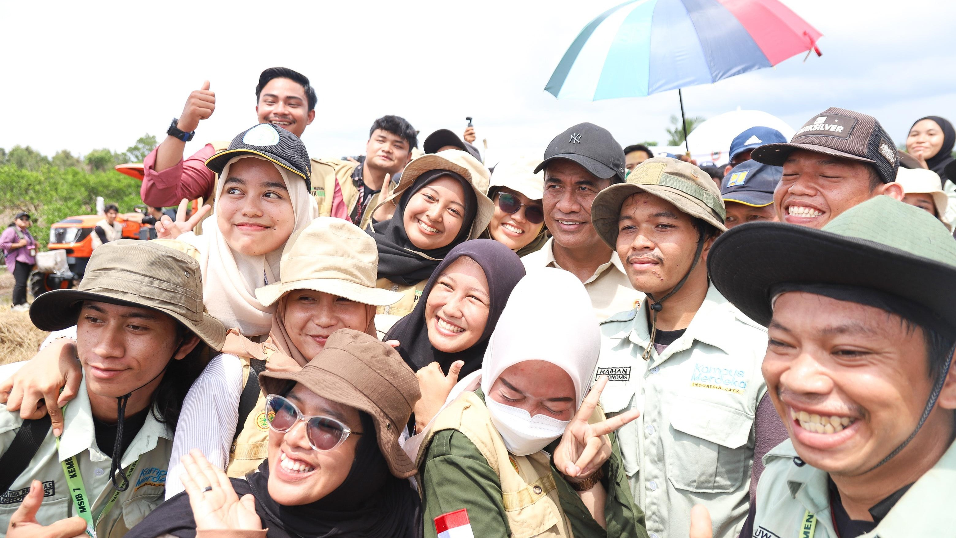 Menteri Pertanian A.ndi Amran Sulaiman (Mentan Amran) melakukan kunjungan kerja ke Barito Kuala, Kalimantan Selatan