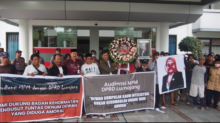 Massa kirim karangan bunga ke kantor DPRD Lumajang buntut foto-foto mesra Ketua DPRD Lumajang Oktafiyani