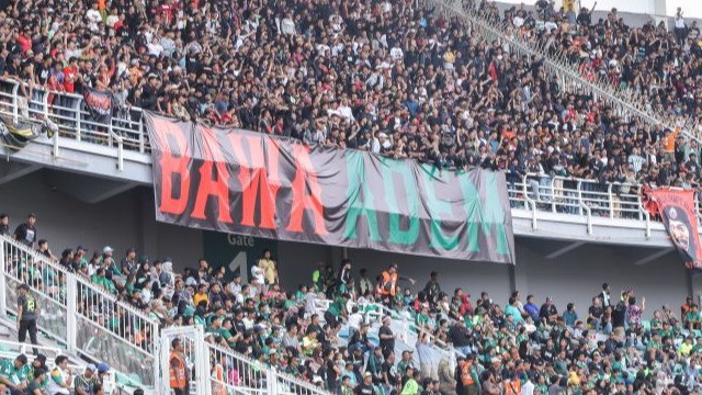 Sejumlah suporter mendukung Persebaya dan Persija saat pertandingan pekan ke-11 BRI Liga 1 Indonesia di Stadion GBT Surabaya, Jumat (22/11/2024) sore.