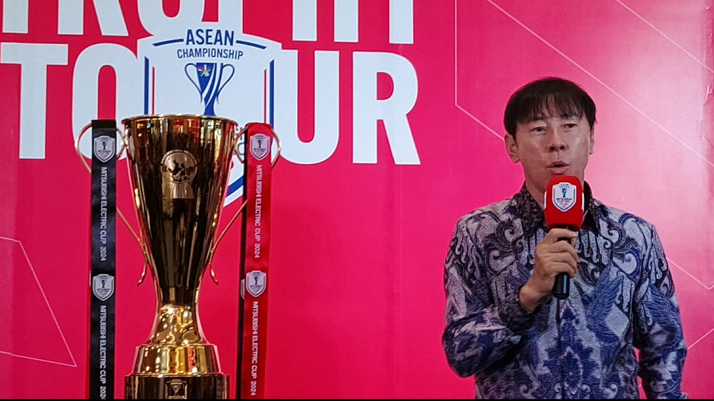 Pelatih Timnas Indonesia, Shin Tae-yong Bersama Trofi Piala AFF 2024