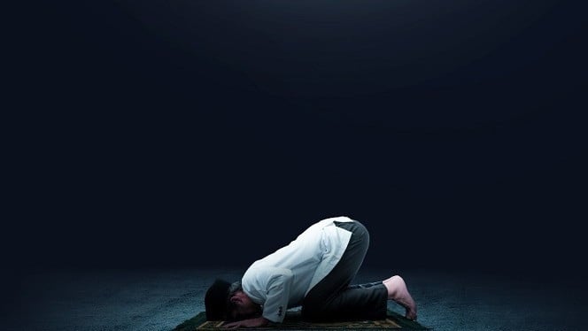 Ilustrasi sujud dalam shalat sunnah Tahajud