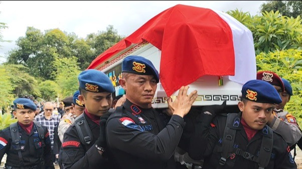 Jenazah Kasatreskrim Polres Solok Selatan AKP Ulil Anshar dimakamkan di TMB Siri na Pesse, Biringkanaya, Makassar, Minggu (24/11/2024).