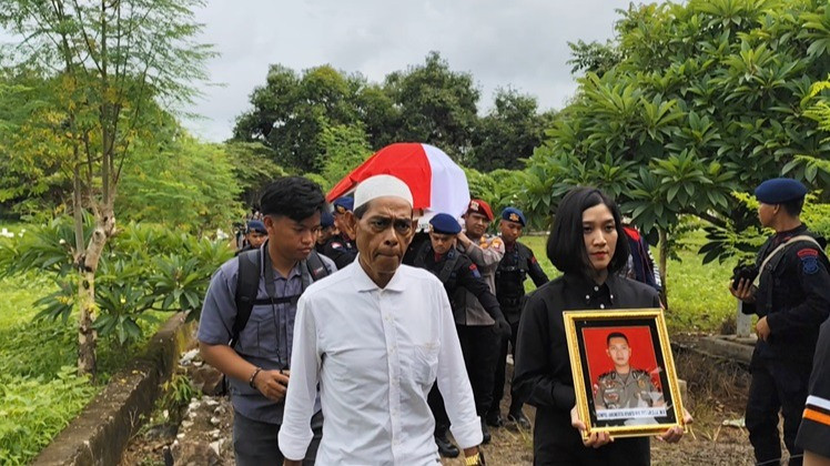 Jenazah Kasatreskrim Polres Solok Selatan AKP Ulil Anshar dimakamkan di TMB Siri na Pesse, Biringkanaya, Makassar, Minggu (24/11/2024).