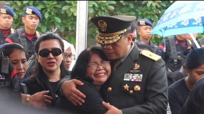 Jenazah Kasatreskrim Polres Solok Selatan AKP Ulil Anshar dimakamkan di TMB Siri na Pesse, Biringkanaya, Makassar, Minggu (24/11/2024).