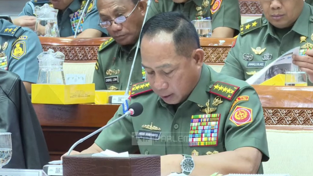 Panglima TNI Agus Subiyanto rapat bersama Komisi I DPR di Gedung DPR, Jakarta Pusat, Senin (25/11).