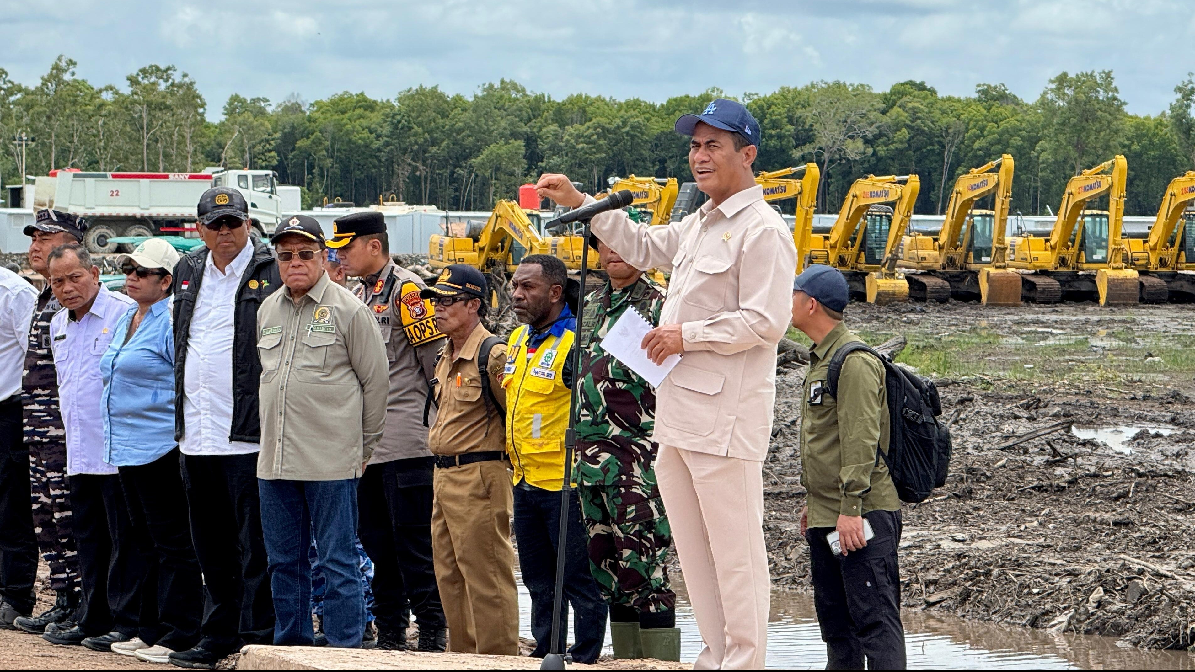 Dalam kunjungan kerjanya di Wanam, Kabupaten Merauke, Papua Selatan, Menteri Pertanian (Mentan) Andi Amran Sulaiman mengajak para pemuda untuk mengadopsi pertanian modern dalam budi daya pertanian.