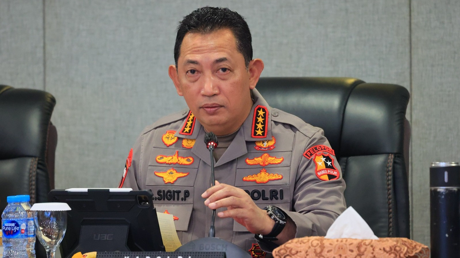 Kapolri Jenderal Polisi Drs. Listyo Sigit Prabowo, Kasum TNI Letjen Richard Tampubolon, Ketua KPU RI Mochammad Afifuddin, Ketua Bawaslu RI Rahmat Bagja, dan Ketua DKPP RI Heddy Lugito melakukan vicon  persiapan Pilkada Serentak 2024.