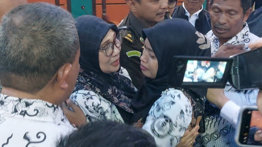 Majelis hakim menjatuhkan vonis bebas terhadap guru Supriyani dalam sidang vonis di Pengadilan Negeri Andolo, Sulawesi Tenggara