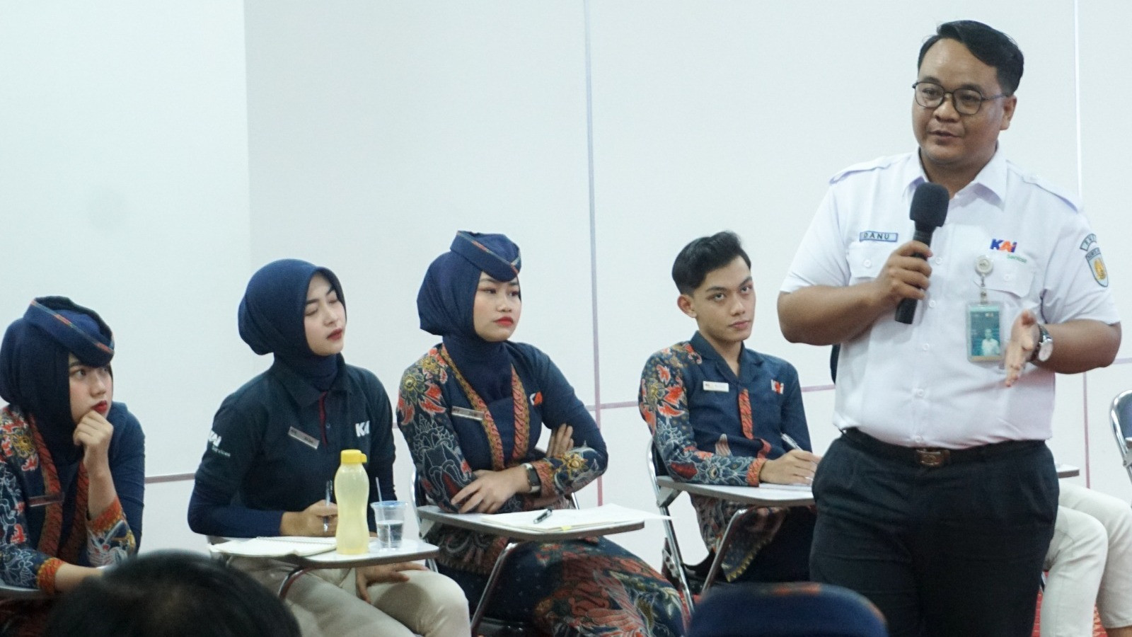 Untuk menghadapi masa Liburan Natal dan Tahun Baru (Nataru) 2024, KAI Services melakukan berbagai persiapan, salah satunya dengan melakukan Training Sales dan Hospitality untuk prama prami.