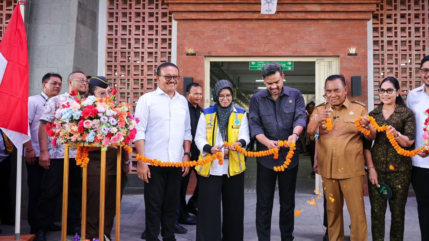 Menteri Usaha Mikro Kecil dan Menengah (UMKM) Maman Abdurrahman meminta pengusaha UMKM untuk mengadopsi teknologi digital agar lebih produktif dan berdaya saing tinggi.