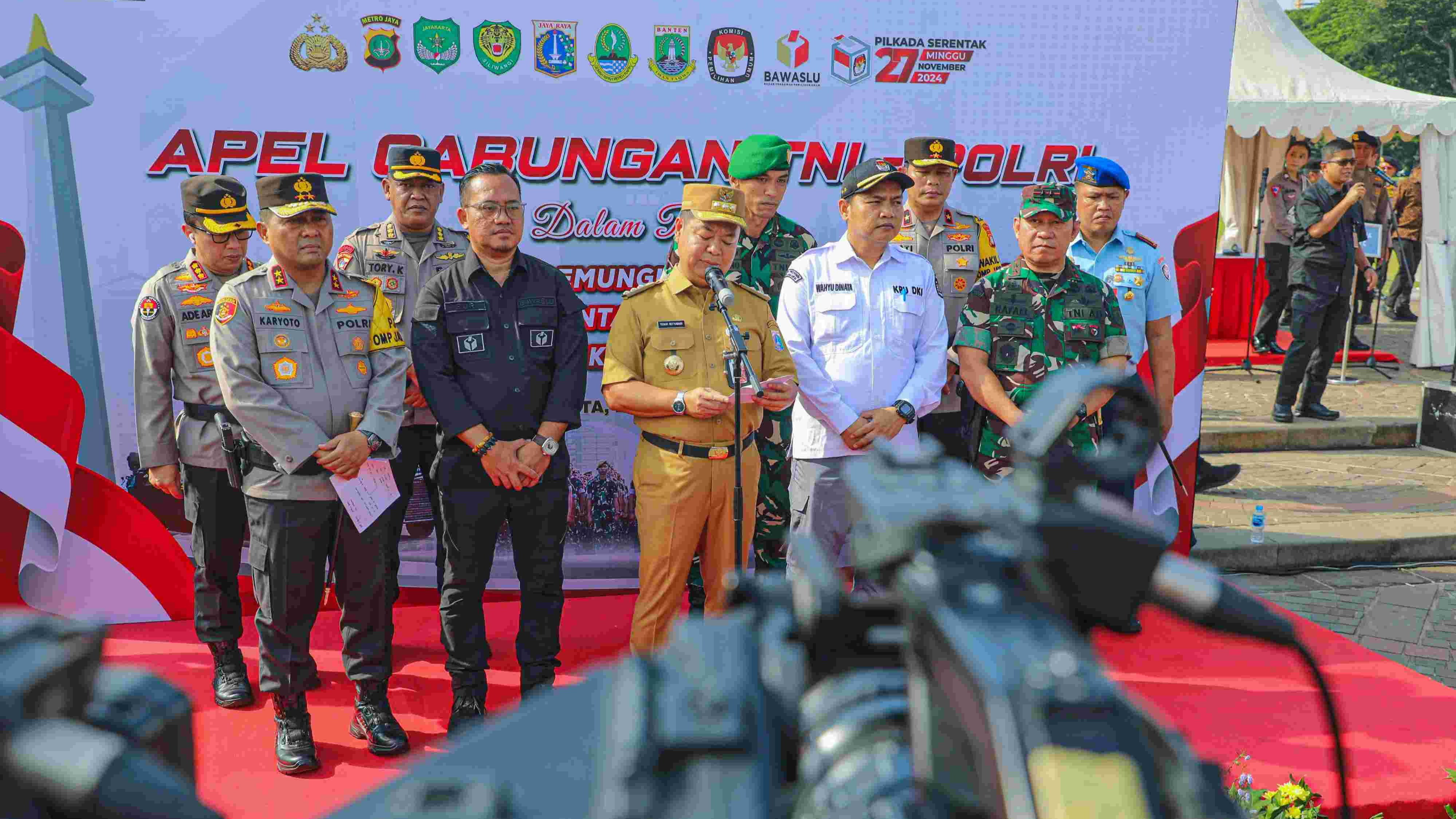 Penjabat (Pj.) Gubernur DKI Jakarta Teguh Setyabudi memimpin apel gabungan bersama Kapolda Metro Jaya Irjen Pol. Karyoto dan Pangdam Jaya Mayjen TNI Rafael Granada Baay.