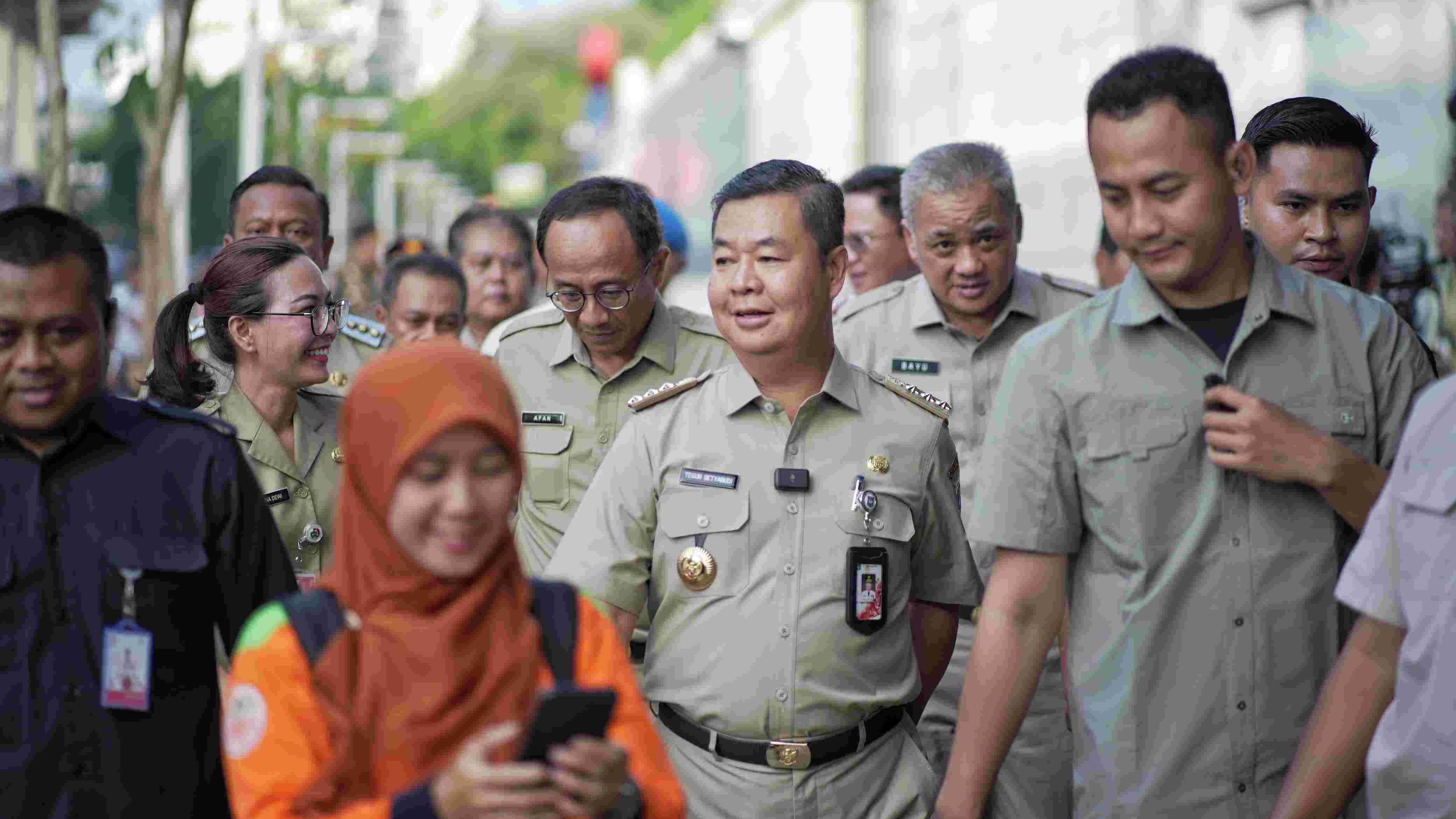 Pemerintah Provinsi (Pemprov) DKI Jakarta menanam 136 pohon tabebuya putih dan pink di jalur pedestrian Jalan H. R.  Rasuna Said, Kuningan, Jakarta Selatan, pada Selasa (26/11).