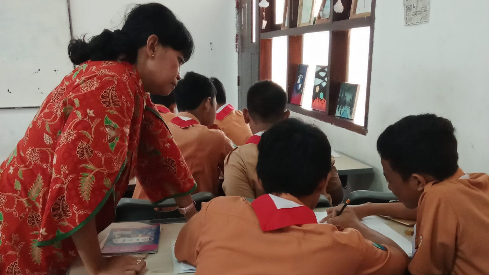 Siswa SMP Sepuluh Nopember Sidoarjo belajar huruf Hiragana Jepang