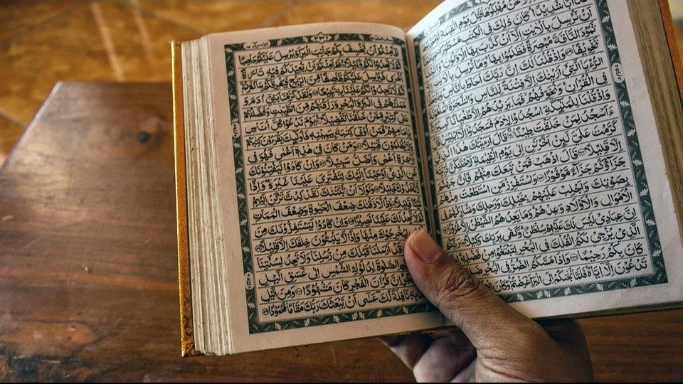 Ilustrasi membaca satu surat pengundang rezeki dalam Al Quran selepas shalat Tahajud