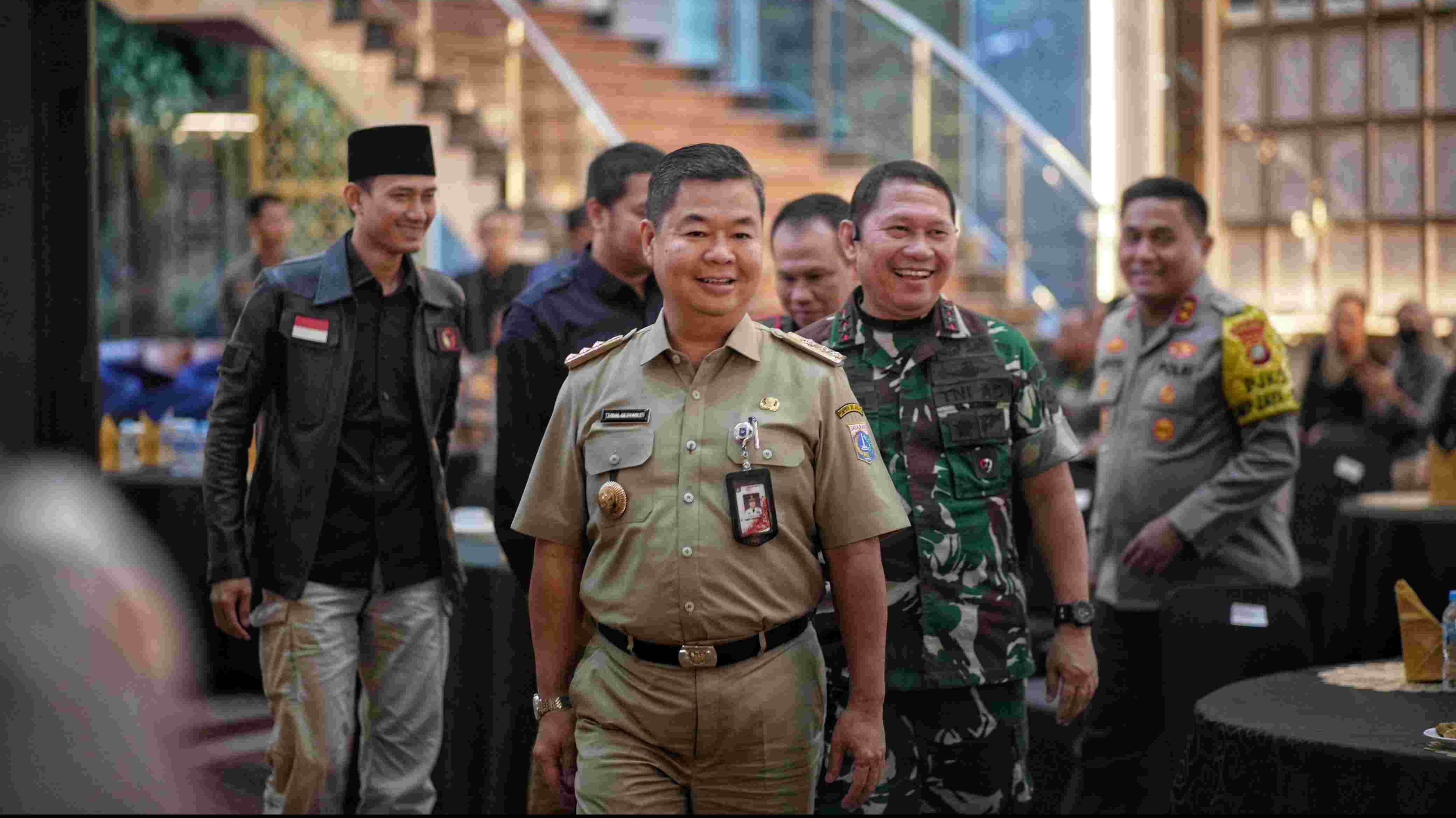 Pj. Gubernur DKI Jakarta Teguh Setyabudi bersama Kapolda Metro Jaya Irjen Karyoto dan jajaran Forum Koordinasi Pimpinan Daerah (Forkopimda) DKI Jakarta meninjau TPS.