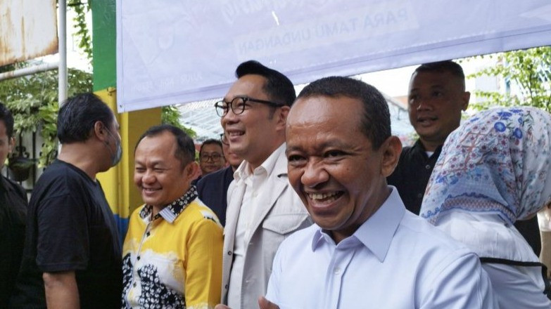 Ketua Umum Partai Golkar Bahlil Lahadalia (kanan) bersama Calon Gubernur Jakarta nomor urut 1 Ridwan Kamil (tengah) dan Sekretariat Jenderal Partai Golkar Sarmuji (kiri) di TPS 003, Duren Tiga, Jakarta.