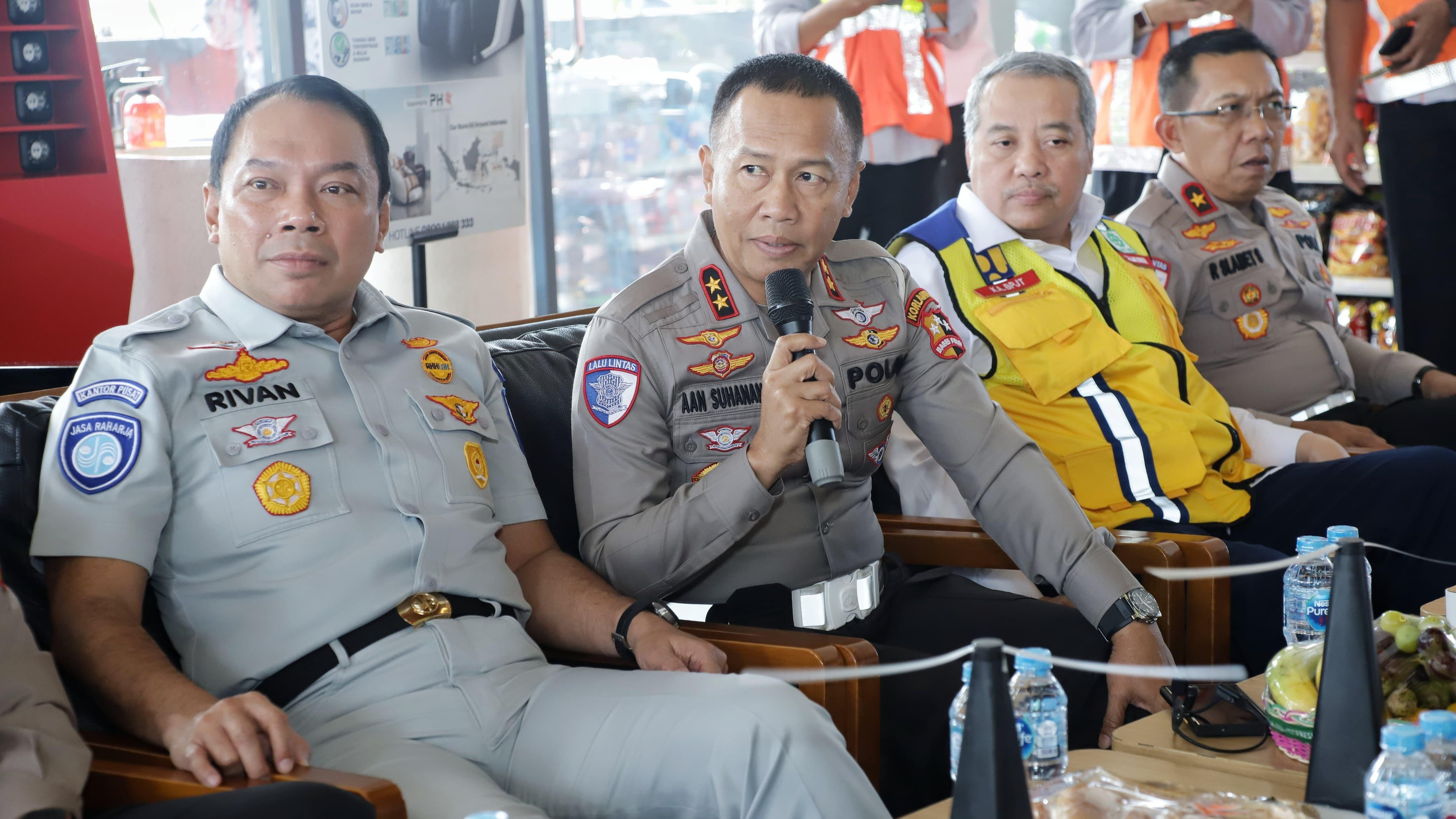 Direktur Utama Jasa Raharja, Rivan A. Purwantono, bersama Kakorlantas Polri Irjen Pol. Aan Suhanan, melakukan survei jalur Tol Jakarta-Merak hingga Pelabuhan Merak untuk mengecek kesiapan Operasi Lilin 2024.