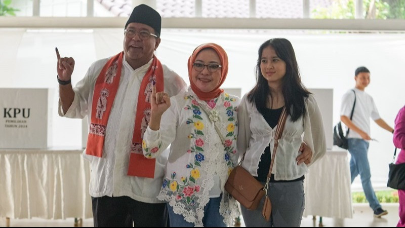 Rano Karno (Bang Doel) Nyoblos di TPS 65, Lebak Bulus bersama Istri.