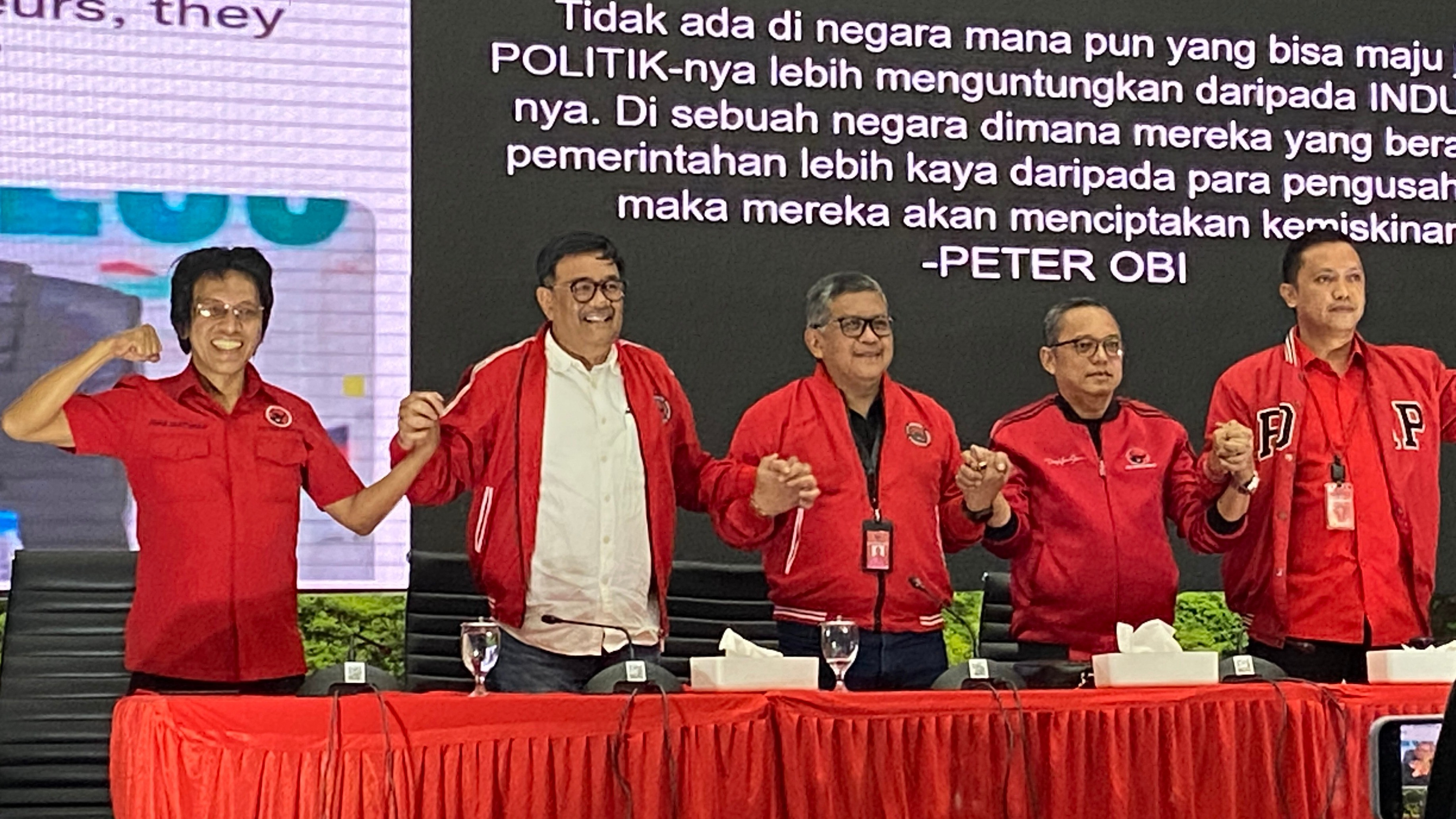 Sekjen PDIP Hasto Kristiyanto dan jajarannya gelar konferensi pers terkait Pilkada 2024 di Kantor DPP PDIP, Jakarta Pusat, Kamis (28/11/2024).