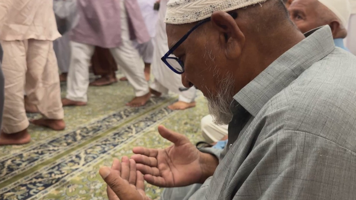 Jemaah umroh beribadah di Raudah, Masjid Nabawi