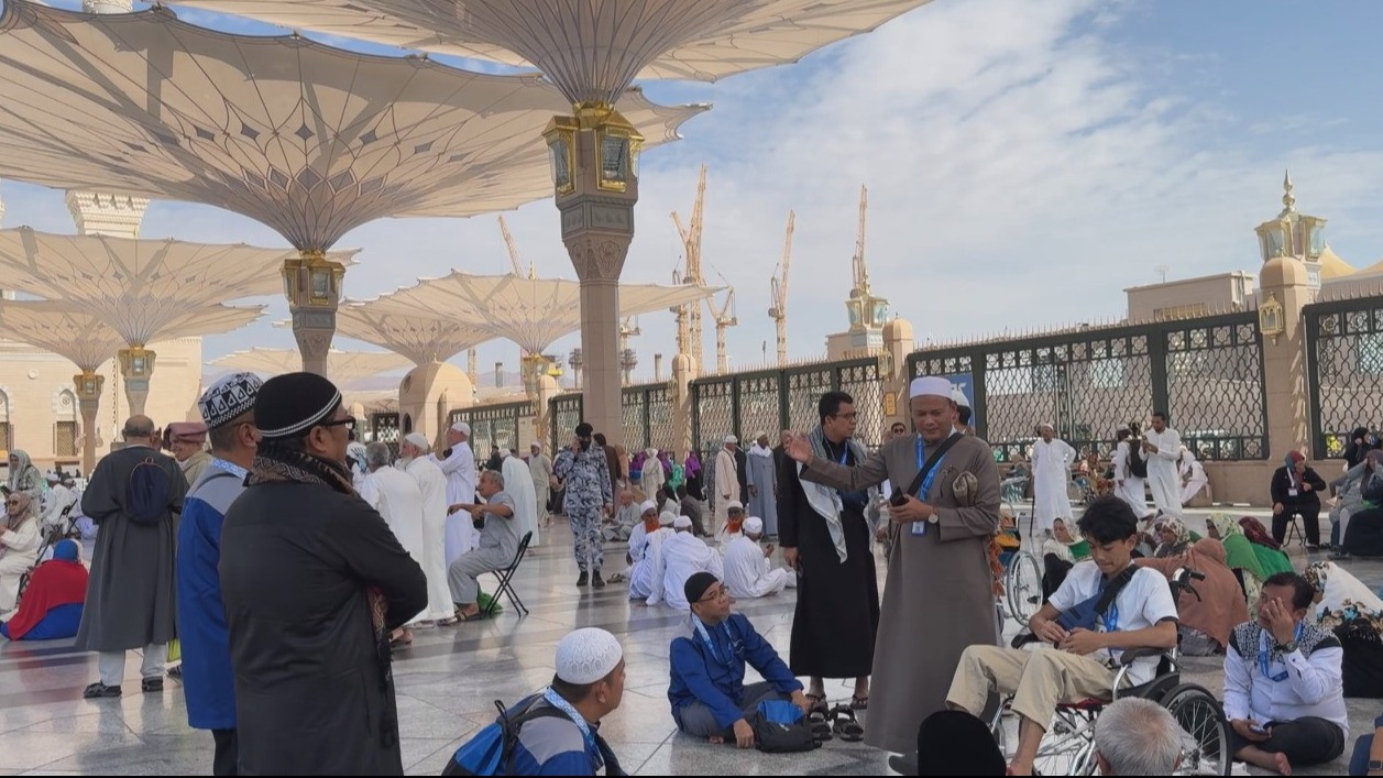 Jemaah Elharamain Wisata 2024 menunggu antrean masuk Masjid Nabawi