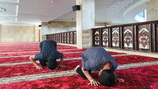 Ilustrasi sedang solat sunnah ada yang menepuk bahu dan ikut berjamaah