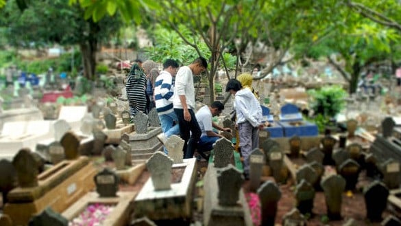 Ilustrasi makam orang tua yang sudah meninggal