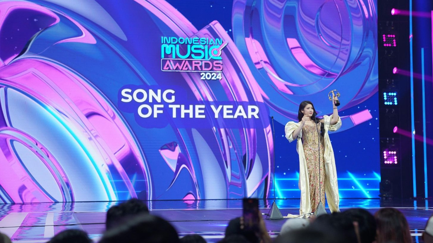 Tiara Andini Menerima Penghargaan Song of The Year pada malam puncak penghargaan  Indonesian Music Awards (IMA) 2024.