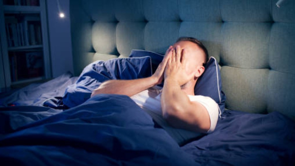 Ilustrasi pria merasakan pikiran kotor saat hawa nafsu sulit terkendali